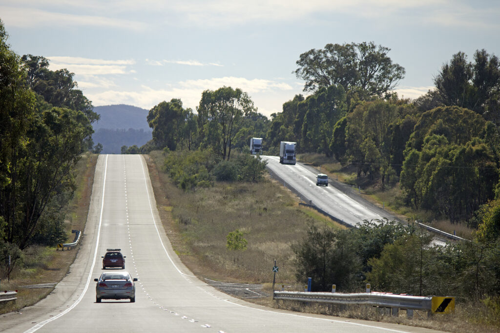 Hume_Highway_on_the_outskirts_of_Tarcutta_(1)