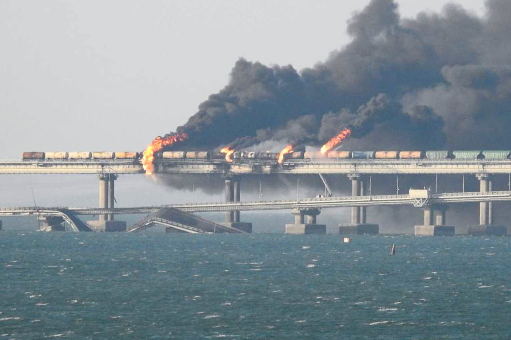 Russia. Kerch. OCTOBER 8, 2022. A fire on a bridge linking Crimea to mainland Russia. Early on October 8, a truck exploded on the bridge causing fuel tanks of a freight train to catch fire. Three people have died. Motor and rail traffic has been temporarily suspended, a ferry line has been launched.  Vladimir Mordunov/TASS/Sipa USA