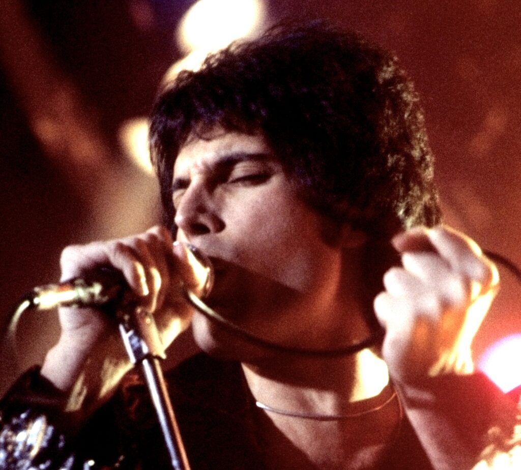Freddie_Mercury_performing_in_New_Haven,_CT,_November_1977_cropped