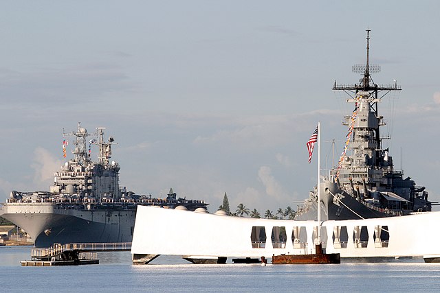 USS_Arizona_Memorial,_Pearl_Harbor,_Hawaii
